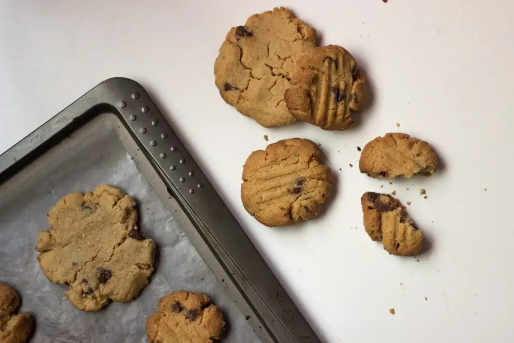 food Baking Chocolate Chip Cookies Part 2: Positioning, Size & Time save money bake position mix dough shape individual oven space thick runny tray warm temperature merge mass number scoop teaspoon length 180 degrees celsius 10 minutes brown dry chewy balance cool soft hard wire rack room consistency texture hot cold process preference setting