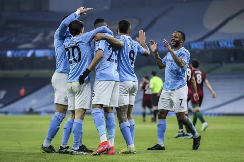 manchester city football players celebrating a goal